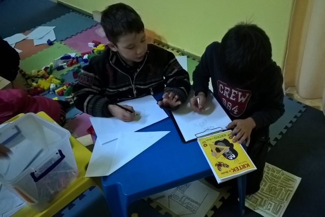 Syrské děti ve volném čase překreslovaly i českého Krtečka | foto: Tereza Reková