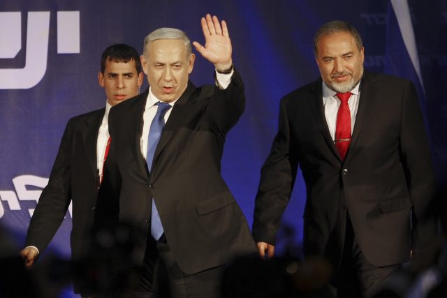 Zahájí izraelský premiér Netanjahu  (uprostřed) a nový ministr obrany Lieberman  (vpravo) konečně jednání s Palestinou? | foto: Ariel Schalit,  ČTK