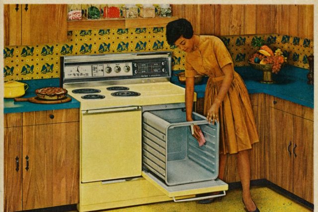 Domácí práce - housewife - žena v domácnosti | foto: Creative Commons Attribution-NonCommercial 2.0 Generic,   Classic Film