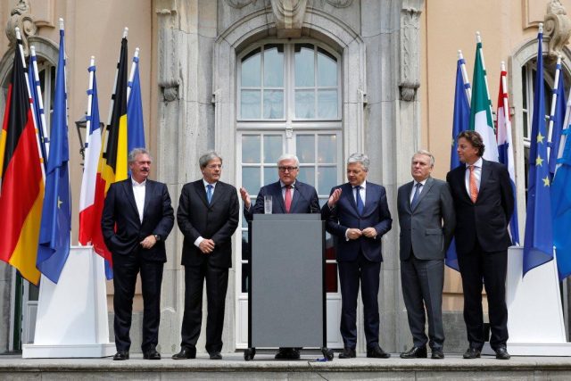 Ministři zahraničních věcí zakládajících států ES se shodli na tom,  že Velká Británie by měla EU opustit co nejdříve | foto: Reuters