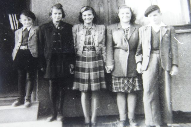 Marie Šupíková se skupinou lidických dětí po válce | foto: Post Bellum