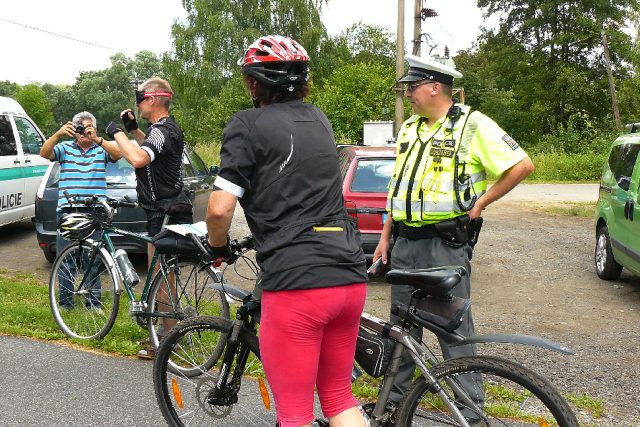 Policisté kontrolují cyklisty | foto: Tomáš Mařas,  Český rozhlas