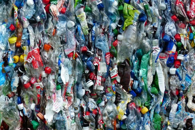 Plasty - plastové láhve - plastový odpad - plýtvání - recyklace | foto: CC0 Public domain