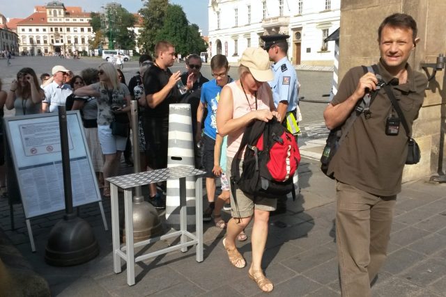 Fronty před vstupem na Pražský hrad byly o víkendu kratší | foto: Radek Duchoň,  Český rozhlas