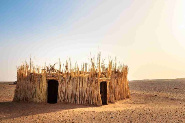 poušť,  Afrika,  migrace enviromentálních uprchlíků,  opuštěná chýše | foto: CC0 Public domain