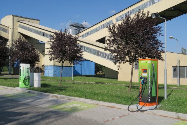 Dobíječka pro elektromobily v Trmicích | foto:  ČEZ