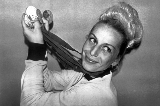 Věra Čáslavská ukazuje čtyři zlaté medaile z olympiády v Mexiku 1968 | foto: ČTK