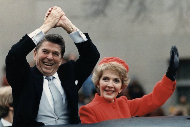 Ronald Reagan s manželkou Nancy během své první inaugurace | foto: CC0 Public domain