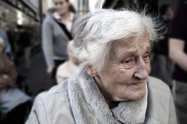 Alzheimerovou chorobou trpí v Česku přes sto padesát tisíc lidí,  nejčastěji postihuje lidi staršího věku  (ilustrační foto) | foto: Fotobanka Pixabay