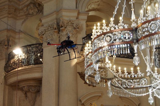 Drony natáčí v kostele sv. Mikuláše | foto:  FEL ČVUT