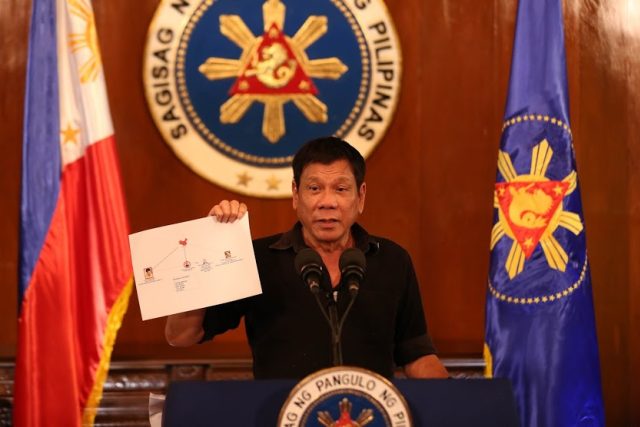Filipínský prezident Rodrigo Duterte se schématem drogových kartelů v zemi | foto: CC0 Public domain