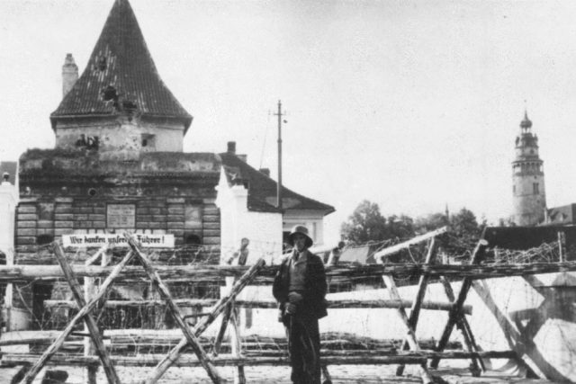Zátaras u Budějovické brány v Českém Krumlově 2. října 1938 | foto: archiv Jana Ciglbauera