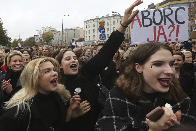 Do ulic polských měst vyšly na protest proti interrupčnímu zákonu desítky tisíc žen v černém | foto: Czarek Sokolowski,  ČTK