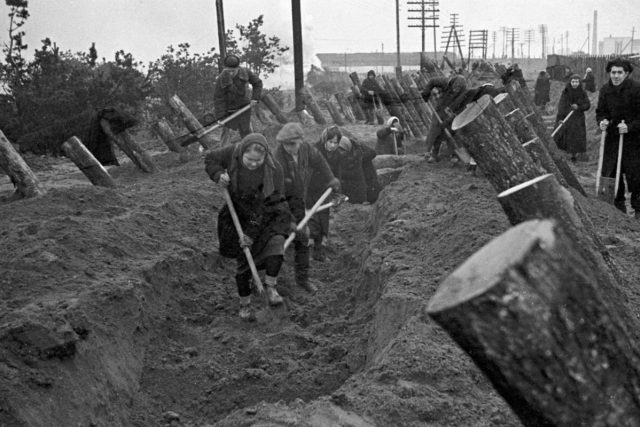 Civilisté hloubí zákopy okolo Moskvy | foto:  CC-BY-SA 3.0,   RIA Novosti archive,  image #3500 / B. Vdovenko
