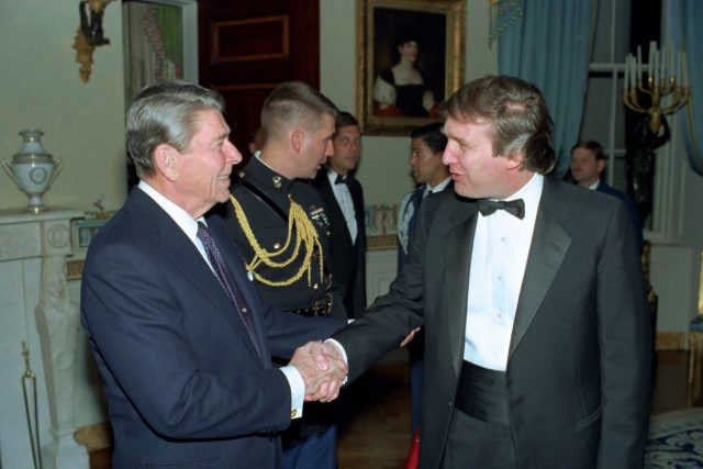 Pokud k jednání dojde,  je třeba doufat,  že si Donald Trump vezme z Ronalda Reagana příklad  (na snímu při setkání v roce 1987) | foto: CC0 Public domain