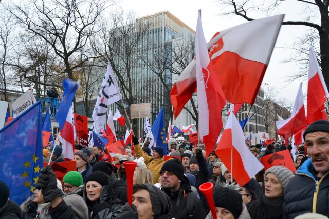 Protesty v Polsku den 3: iniciativa KOD před sídlem Ústavního soudu | foto: Filip Harzer