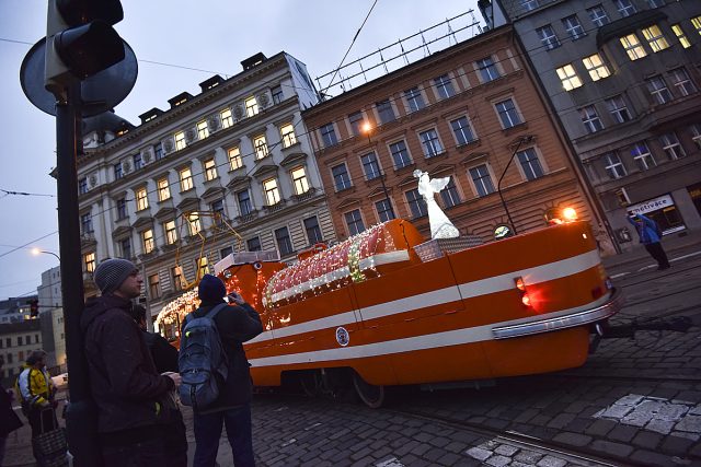 Kromě svátečního popelářského vozu jezdí pražskými ulicemi i vánoční tramvaj –⁠ Dopravní podnik tradičně zdobí legendární mazačku | foto: Filip Jandourek
