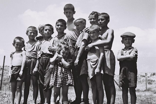Sirotci,  přeživší holokaust | foto: Creative Commons Attribution-NonCommercial-ShareAlike 2.0 Generic,   Government Press Office