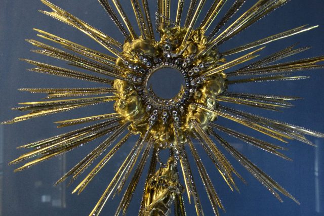 Monstrance osázená diamanty,  tzv. Pražské slunce. | foto: Jolana Nováková,  Český rozhlas,  Český rozhlas