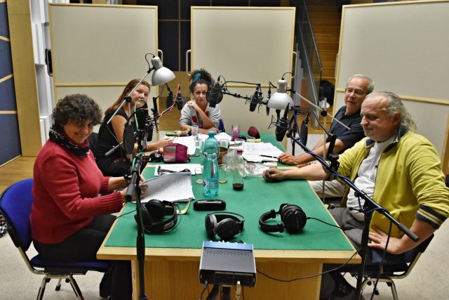 Rádio Ořechovka 250, 30 FM III. Oblíbení moderatizátoři a redaktosauři Lemura Lepá,  Kolopějka Vděčná,  Ester Kočičková,  Lucián Krutomluv a Olaf Lávka | foto: Tomáš Vodňanský,  Český rozhlas