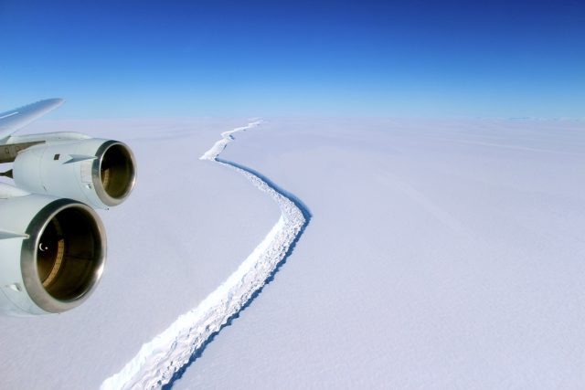 Šelfový ledovec Larsen C je teď spojený s příkrovem Antarktidy pouhými 20 kilometry ledu | foto:  NASA