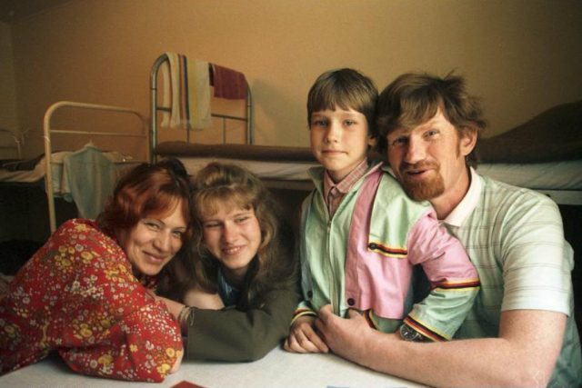 Rodina ruských Němců ze Sibiře v uprchlickém táboře Friedland  (1988) | foto:  CC-BY-SA 3.0,   Bundesarchiv,  B 145 Bild-F079037-0017