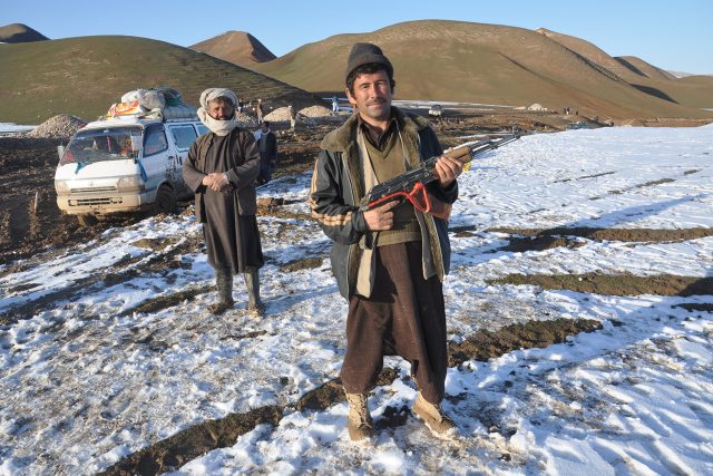 Zbraně jsou v Afghánistánu běžnou realitou,  kalašnikov je povinnou výbavou každého domu,  v zemi stále působí množství ozbrojených skupin  (ilustrační foto) | foto: Tomáš Vlach,  Český rozhlas