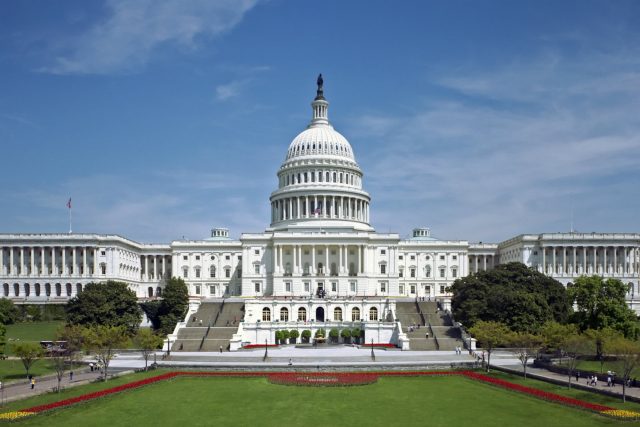 Kapitol Spojených států amerických,  ve kterém se schází komory Kongresu: Sněmovna reprezentatnů a Senát | foto: CC0 Public domain