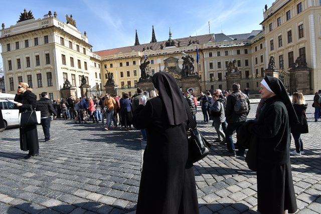 Na Pražský hrad míří dnes nejen turisté,  ale i smuteční hosté,  kteří se chtějí naposledy rozloučit s kardinálem Miloslavem Vlkem | foto: Filip Jandourek