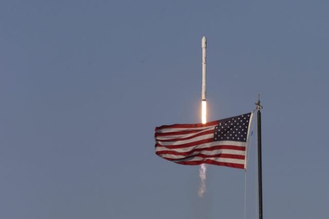 Společnost SpaceX chce novou verzi rakety Falcon 9 použít pro lety s lidskou posádkou | foto: ČTK
