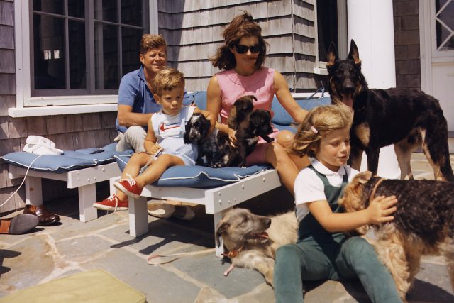 John F. Kennedy s rodinou a psy | foto: CC0 Public domain