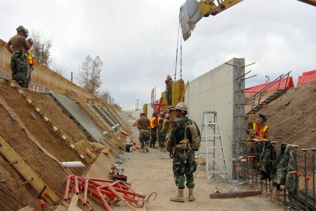 Armádní ženisté staví zeď na mexicko-americké hranici  (2009) | foto: CC0 Public domain