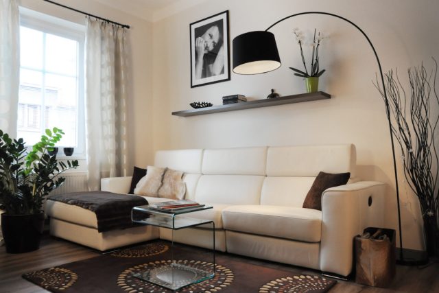 Obývací pokoj v šedých a béžových tónech | foto: Markéta Hubáčková