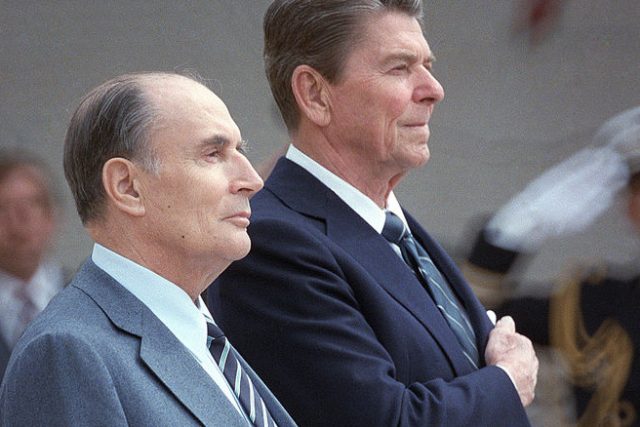 François Mitterrand na snímku z roku 1984 s Ronaldem Reaganem | foto: licence Public Domain,  volné dílo