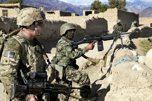 Donald Trump před rokem neochotně souhlasil,  že prodlouží nasazení amerických vojáků v Afghánistánu,  které trvá už sedmnáct let | foto: CC0 Public domain,  CC0 Public domain