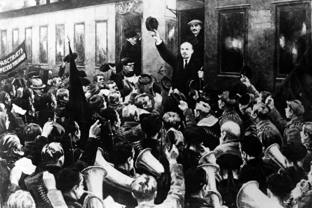 Lenin po návratu z exilu na petrohradském nádraží v dubnu 1917 | foto: CC0 Public domain