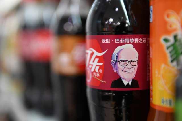 Portrét investora Warrena Buffetta se objevil na lahvích coca-coly. | foto: Fotobanka Profimedia