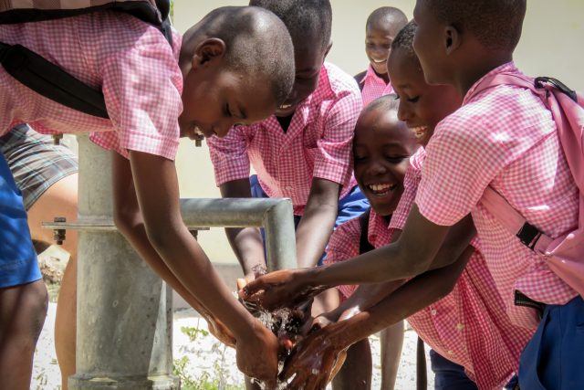 Školáci nabírají vodu ze znovuzprovozněné studny Marie Goretti | foto:  Praga-Haiti