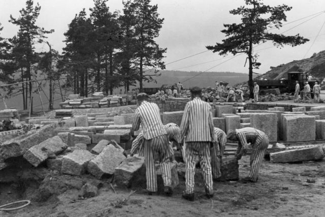 Nucené práce v kamenolomu v koncentračním táboře Flossenbürg | foto:  NIOD Institut