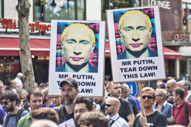 Berlínský protest proti ruským zákonům diskriminujícím LGBT menšinu | foto: Marco Fieber,  Flickr,  CC BY-NC-ND 2.0
