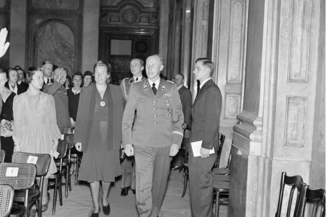 Ve Valdštejnském paláci v Praze byl 26. května 1942 v rámci pražských hudebních týdnů uspořádán koncert na počest německého skladatele Richarda Bruna Heydricha,  otce zastupujícího říšského protektora Reinharda Heydricha | foto: ČTK