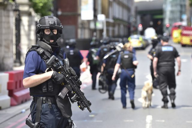 Britská veřejnost podporuje tvrdší zákroky proti podezřelým a nebezpečným jedincům | foto: Dominic Lipinski,  ČTK