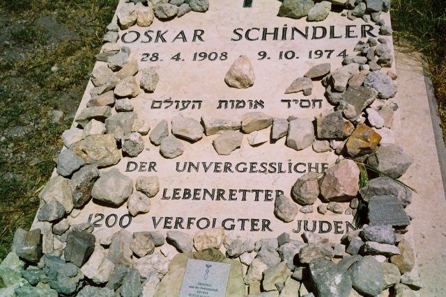 Hrob Oscara Schindlera na katolickém hřbitově na hoře Sion v Jeruzalémě | foto: Tali Nates