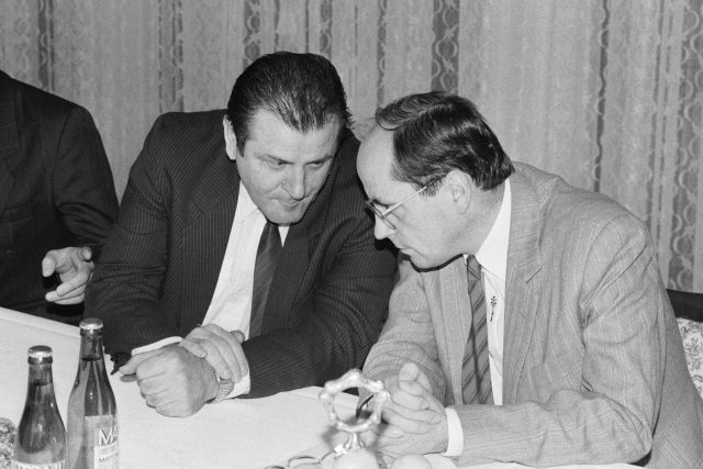 Vladimír Mečiar a Ján Čarnogurský na jednáních v Praze  (1990) | foto: ČTK
