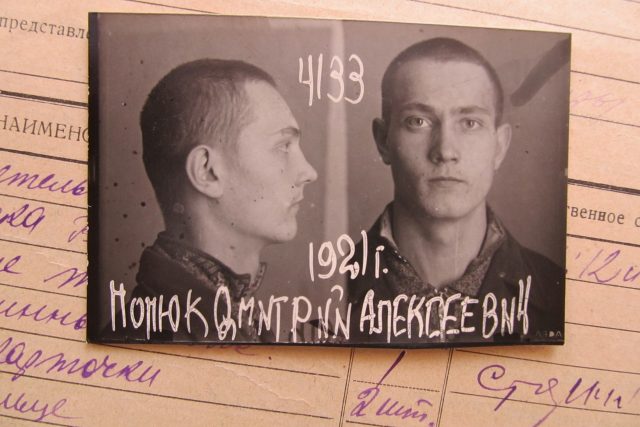 Fotka z gulagu z roku 1940 pochází z vyšetřovavcích svazků NKVD uložených v ukrajinském archivu | foto: Post Bellum,  Adam Hradilek