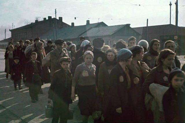 Židé v běloruském Minsku  (1941) | foto:  CC-BY-SA 3.0,   Bundesarchiv,  N 1576 Bild-006,  Ernst Herrman