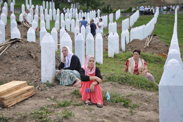 Bosenské ženy oplakávají své mrtvé i 22 let po srebrenickém masakru | foto: Tomáš Vlach,  Český rozhlas