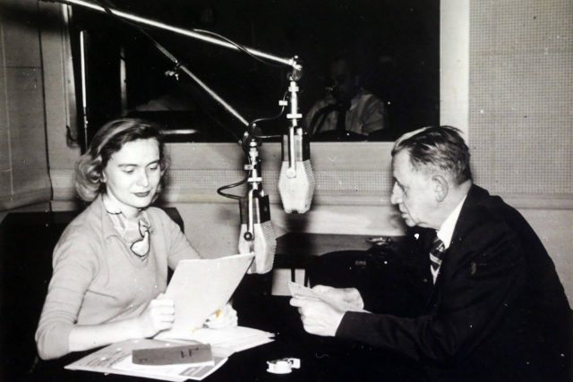 Jaroslava Fenclová Peroutková a Ferdinand Peroutka ve studiu Svobodné Evropy | foto: Archiv RFE