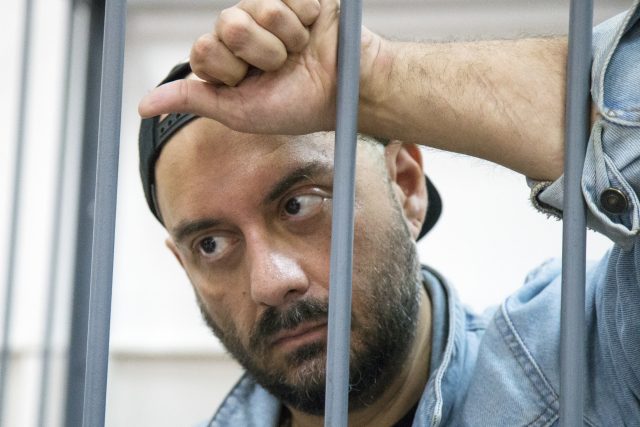 Před dvěma dny na režiséra Serebrennikova soud uvalil domácí vězení | foto: Alexander Zemlianichenko,  ČTK
