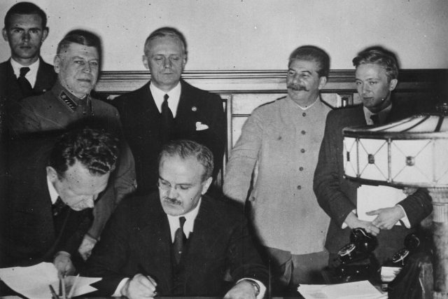 Vjačeslav Molotov podepisuje sovětsko-německý pakt | foto: CC0 Public domain